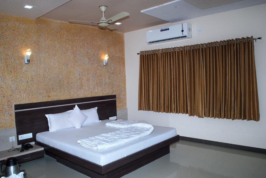 Hotel Sun Plaza Somnāth Quarto foto